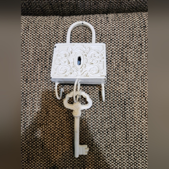 Vintage 12" Painted Heavy Cast Iron Wall Hanging Coat Hanger With Key - Picture 5 of 7